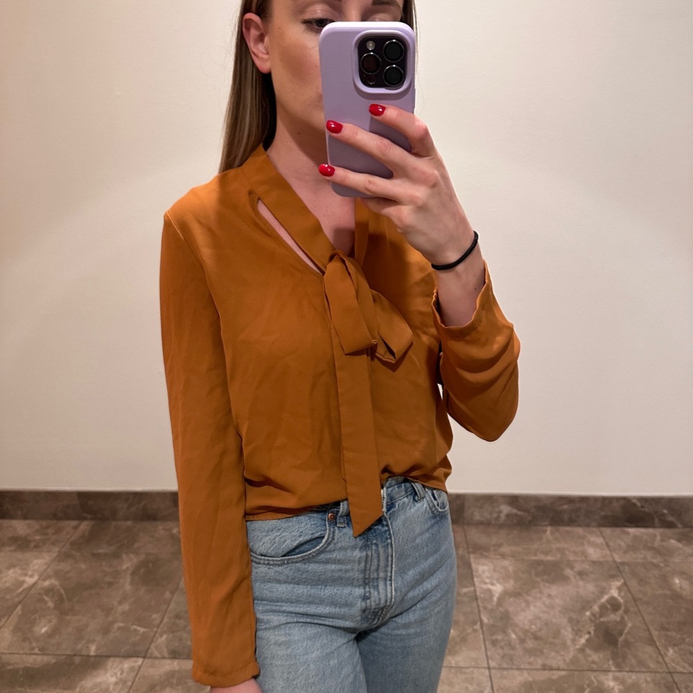 Burnt orange blouse with buttons and bow 🍊